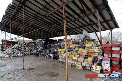 怀化某三无企业非法拆解蓄电池 现场查获逾80