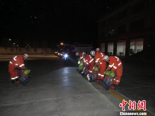 轮台县公安消防大队集结救援力量,整装待发,随时准备出动。 侯东玉 摄