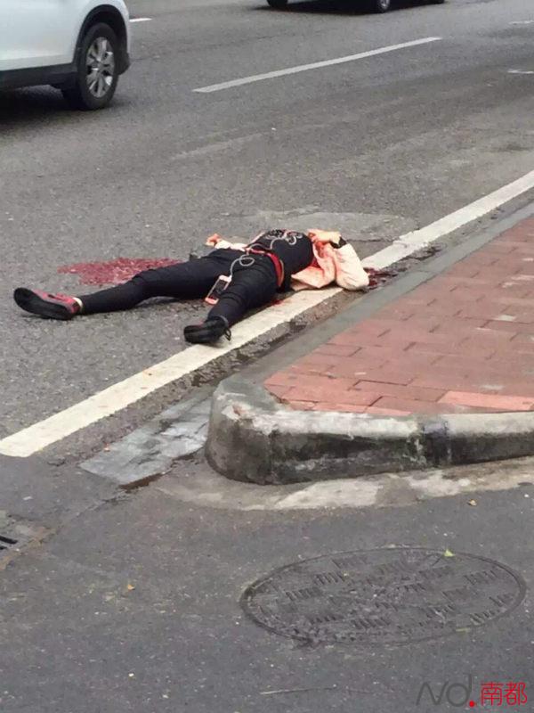 广州三元里地铁站出口刚刚有人砍人 一名女子