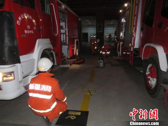 地震发生后,轮台县公安消防大队立即启动地震救援应急预案,集结救援力量,加强第一出动,整装待发,随时准备出动。 侯东玉 摄