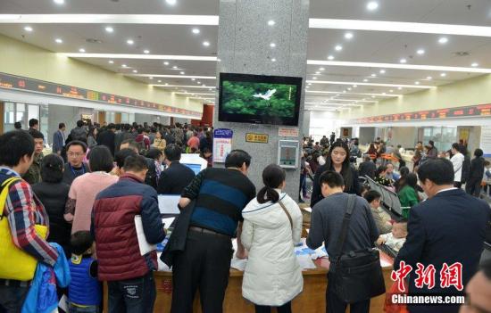 2015年2月25日,厦门行政服务中心办理户籍窗口人满为患,市民抢着新政实施之前落户。 图片来源:CFP视觉中国
