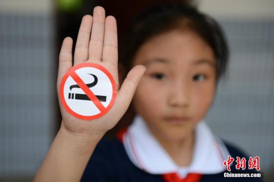 资料图 为迎接第27个世界无烟日,苏州市东中市实验小学组织200多名学生,在学校广场上拼成了一个大大的“禁止吸烟”标志,并在手心上贴上“禁止吸烟”图标向老师、同学和家长宣传校园禁烟,为无烟校园吹响了号角。王思哲 摄