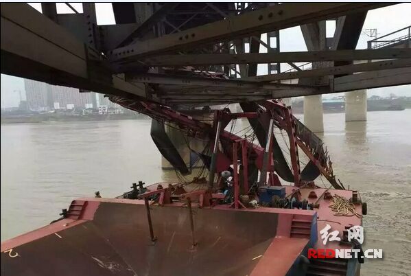 沙船撞击湘潭铁路下行桥桥墩危及行车 途经列