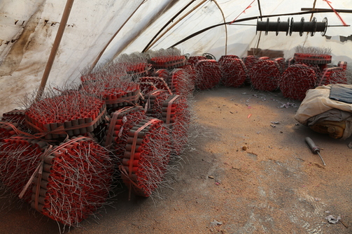 胶州警方捣毁一地下烟花爆竹手工作坊