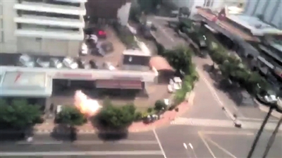 14日,雅加达发生多起爆炸,图为爆炸现场腾起浓烟。图/CFP