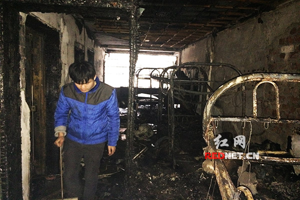 长沙一理发店租用宿舍起火 屋内被焚毁殆尽