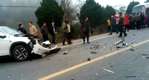 屯溪到徽州区公路3车连环撞 或由司机擦玻璃引