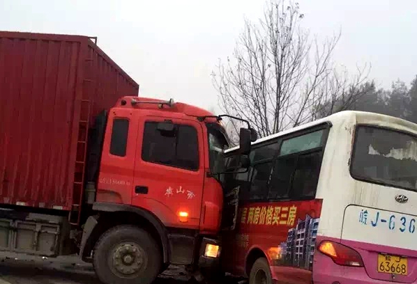 屯溪到徽州区公路3车连环撞 或由司机擦玻璃引