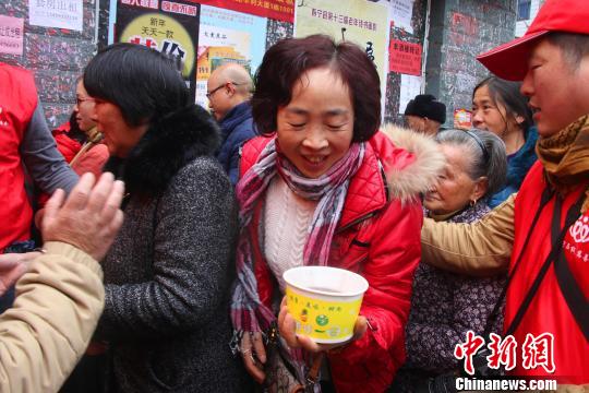 福建寿宁古寺腊八节免费发放万份腊八粥送行人