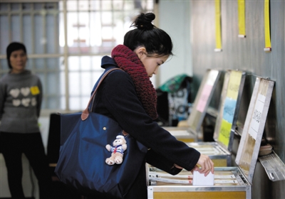 昨日，台北，一名女选民在投票点投票。图/CFP