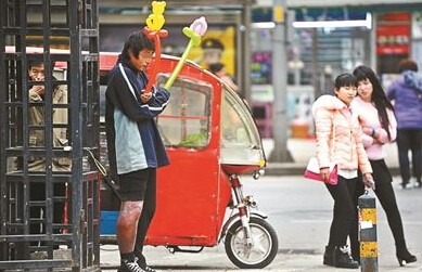 北大肄业生炒期货赔数百万 在街头卖气球为生