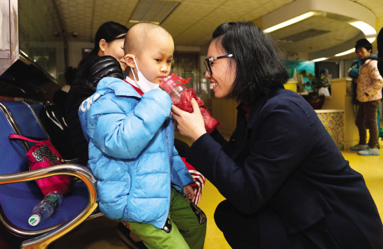 助医志愿者:为素不相识病童编织救助网_新浪