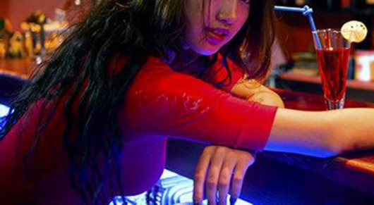 男子陷妙龄女子精心骗局 浦东警方摧毁酒托团