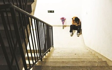 北大肄业生炒期货赔数百万 在街头卖气球为生