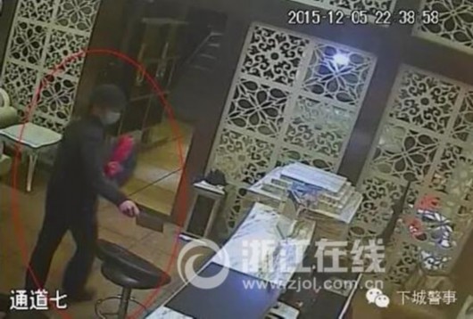 男子炒股玩期货欠20万 两个月内抢劫6家旅馆