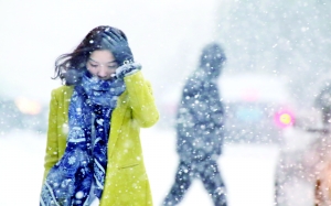 1月18日，市民在山东省烟台市冒雪出行。新华社发