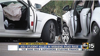 江玥中枪后无法控制车辆，导致其车与另一辆载有5人的车相撞。