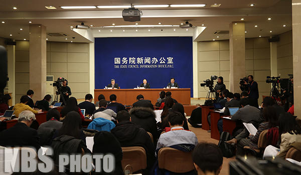 国家统计局局长王保安就2015年全年国民经济