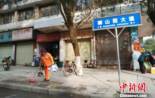 江西省宜春市奉新县狮山西大道发生一起重大交通事故,环卫工人正在清理事故现场。 钟欣 摄