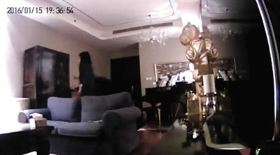 1月15日，一名女粉丝闯入北京某小区的一赵姓男歌手家中，裸身在其家中浴缸泡澡并使用赵某的浴巾、拖鞋等物品。视频截图