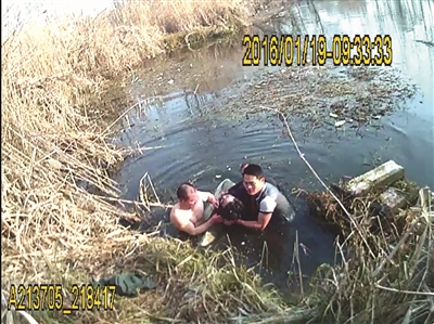 老人患癌轻生 民警和市民果断跳水救人