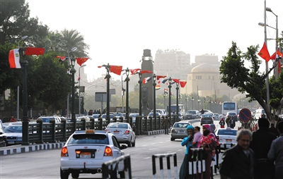 1月19日，为迎接中国国家主席习近平访问埃及，开罗主要街道悬挂上了中埃两国国旗。新华社发