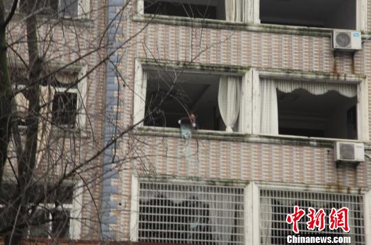 鍦ㄨ窛鐖嗙偢鏍稿績鍖虹害1鍏噷鐨勪笂骞垮叕璺槅灞辨潙鍟嗚锤鍩庤矾娈碉紝娌胯閬撴暟鐧惧耿4-5灞傜殑妤兼埧闂ㄧ獥鐜荤拑鍧囦弗閲嶅彈鎹熴€傚浘涓?鏈?0鏃ワ紝甯傛皯鍊惧€掔幓鐠冪鐗囥€?鐜嬪墤 鎽? data-mcesrc=