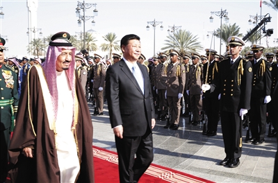 当地时间1月19日，国家主席习近平出席了沙特阿拉伯国王萨勒曼在王宫办公厅广场举行的隆重欢迎仪式。　　新华社记者 鞠鹏 摄