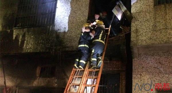 东莞一民居突发火灾 一名8旬老人受困被救