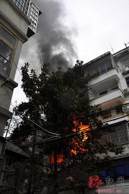 疑因电热毯未断电七旬独居老人家中突发大火