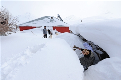 当地时间21日，土耳其凡城，一夜降雪覆盖凡城，房屋车辆都被大雪覆盖，民众出行艰难。