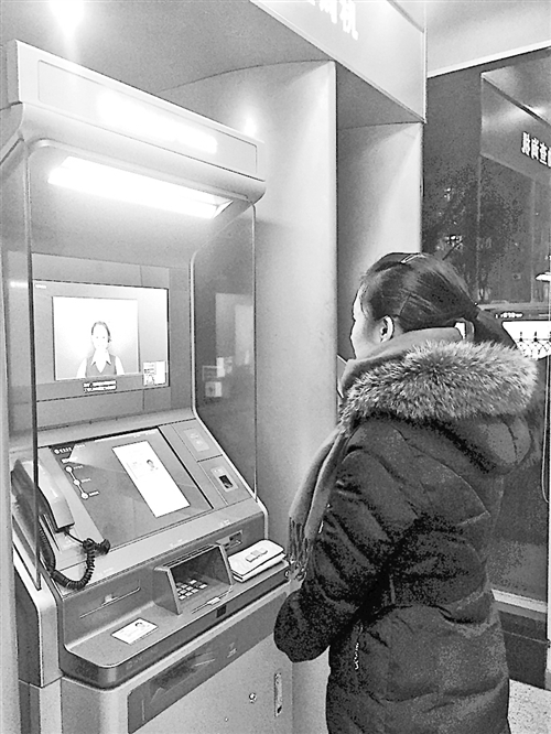 自助设备，由工作人员协助客户办理非现金业务。 经济日报记者 郭子源摄 　　在招商银行(42.650,