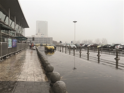 南京站下客平台一堵就是几百米 玄武湖综合管