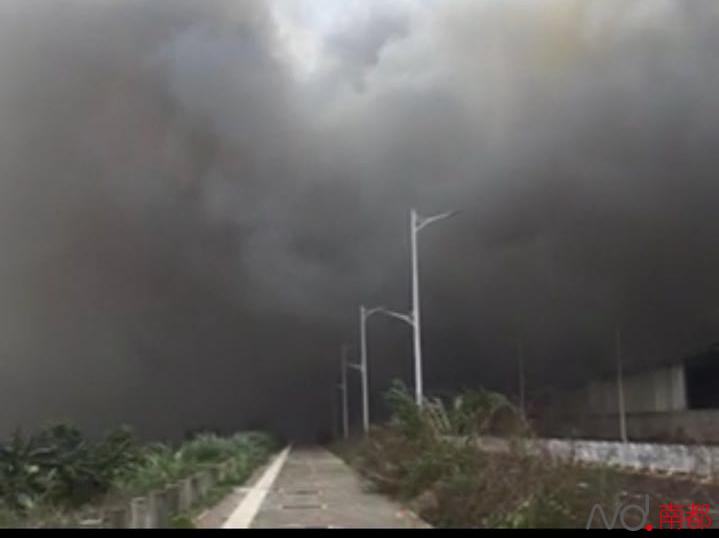 突发|深圳光明一家具厂起火 现场浓烟冲天!