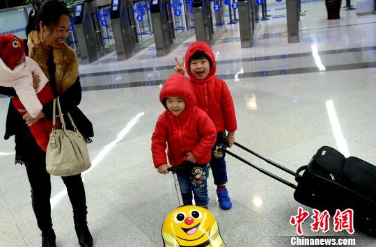 春运首日见闻:福州机场迎来出入境客流高峰期