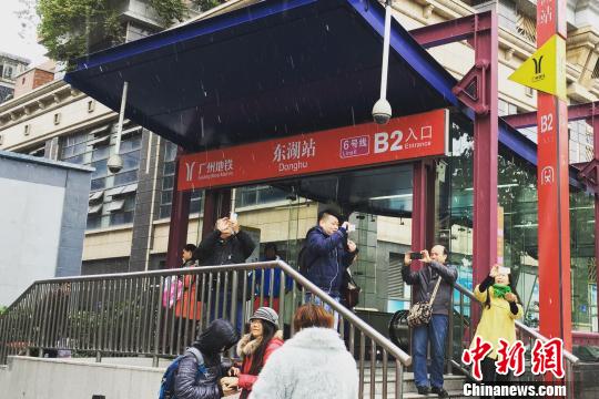 连日来席卷中国多地的强寒潮速冻了广州,24日上午,广州市的越秀、白云、番禺等区均飘起雨夹雪。据气象部门介绍,这是新中国成立以来,广州城区首次出现飘雪。 钟欣 摄
