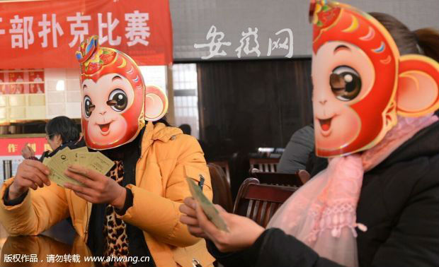 肥大杨镇吴郢社区举行迎新活动 戴猴王面具打