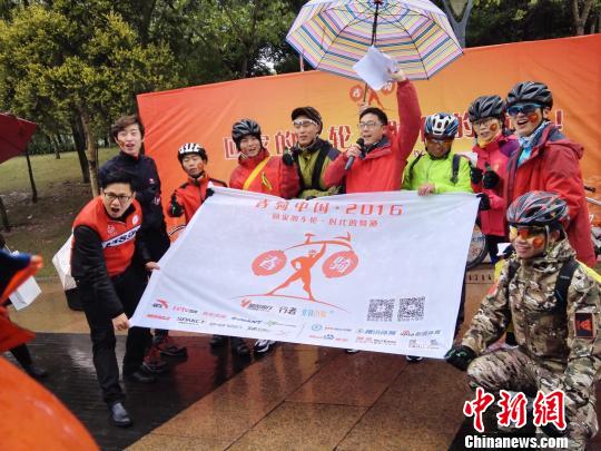 深圳自行车好手顶风冒雨千里骑行回乡过年