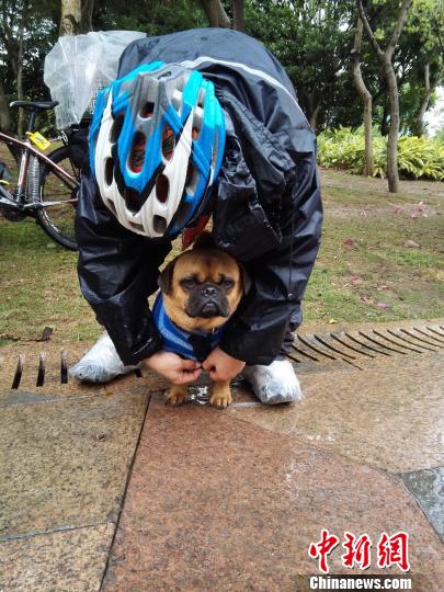 深圳自行车好手顶风冒雨千里骑行回乡过年