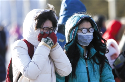 昨日，游客在极寒天游览天安门广场。当日，北京最高气温零下13℃。新京报记者 浦峰 摄