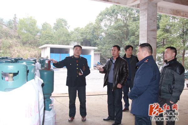 凤凰开展节前烟花爆竹及液化气排查整治行动