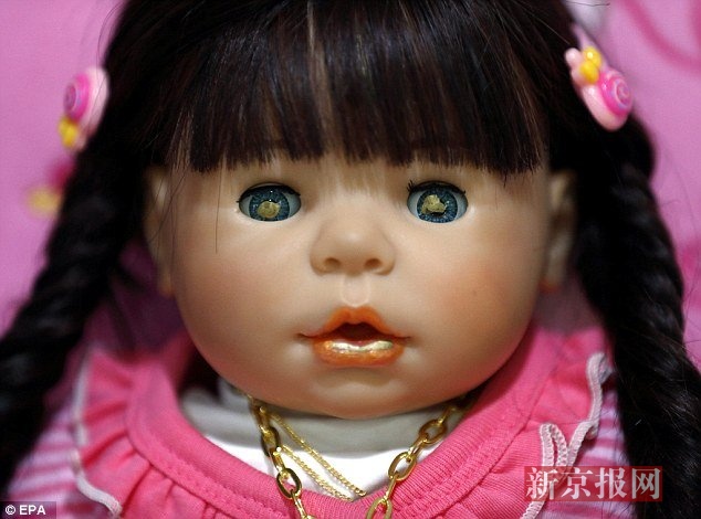 泰国“鬼娃娃”有灵性?允许坐飞机有专属座位_新浪新闻