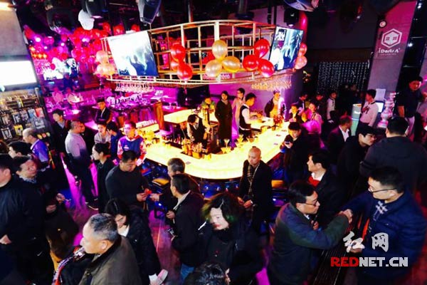 长沙首家飞镖主题清吧开业 国际顶级镖手展现