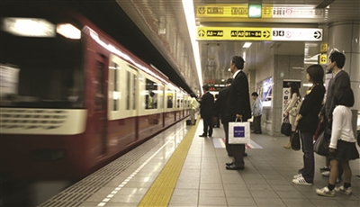 东京地铁推出新型售票机 可切换中文