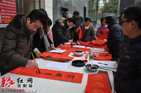 岳阳21书画名家送春联 社区91岁奶奶乐开怀