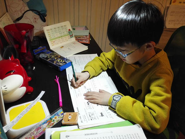 薛开伍代表:纠正家庭作业由家长批改签字检查