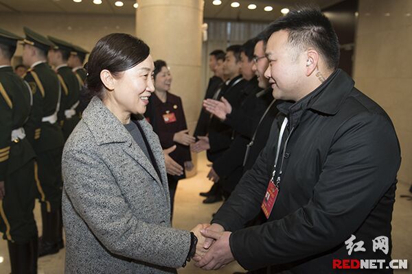 李微微看望湖南省两会安保工作人员