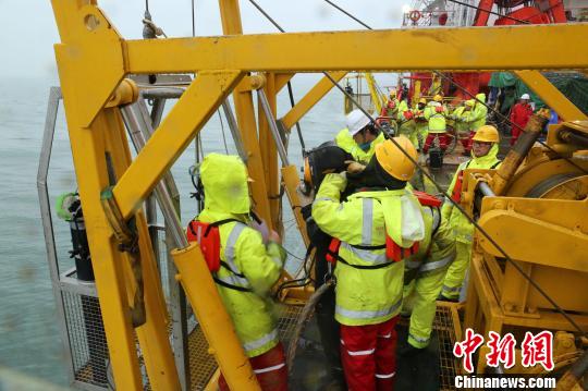 韩国“世越”号（SEWOL）打捞工程已进入冬季作业期。 张亨伟 摄
