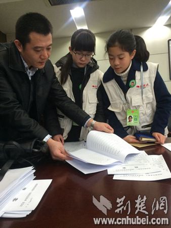 [小记者看两会]政协委员的提案如何发挥作用?