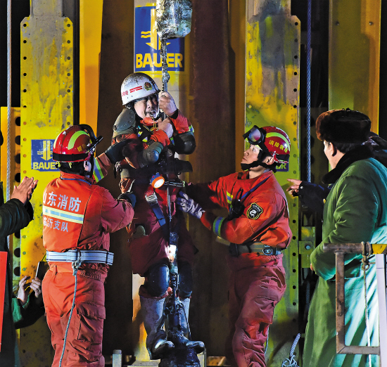 36天!4名矿工迎来生命曙光_新浪新闻